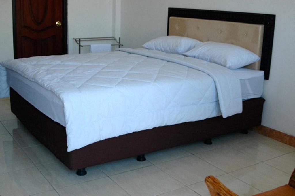 Hotel Sinar Tambolaka Waingapu Стая снимка