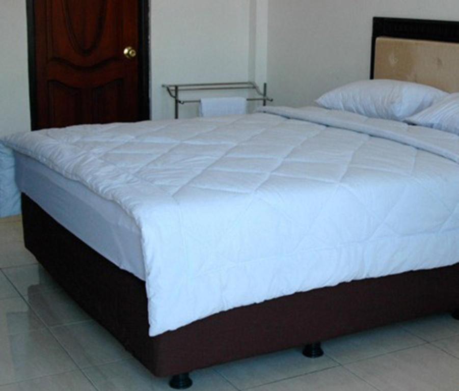 Hotel Sinar Tambolaka Waingapu Стая снимка