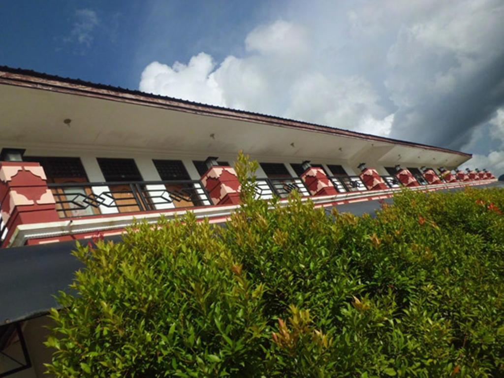 Hotel Sinar Tambolaka Waingapu Екстериор снимка